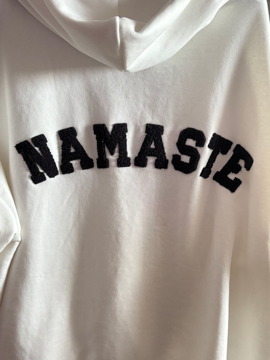 Kapuzenpullover - Namaste (Weiß)