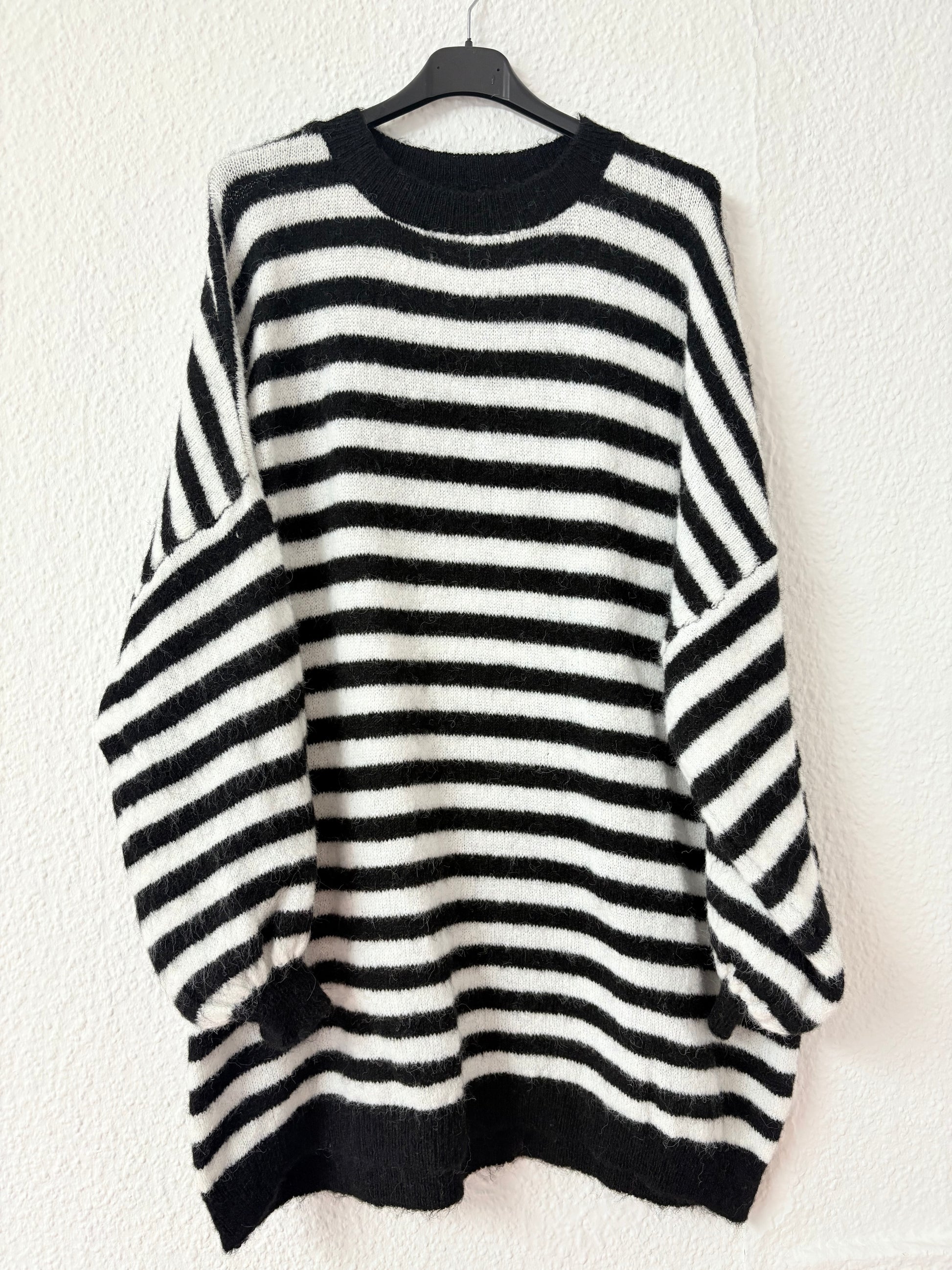 Curvy Streifen Pullover (Schwarz)