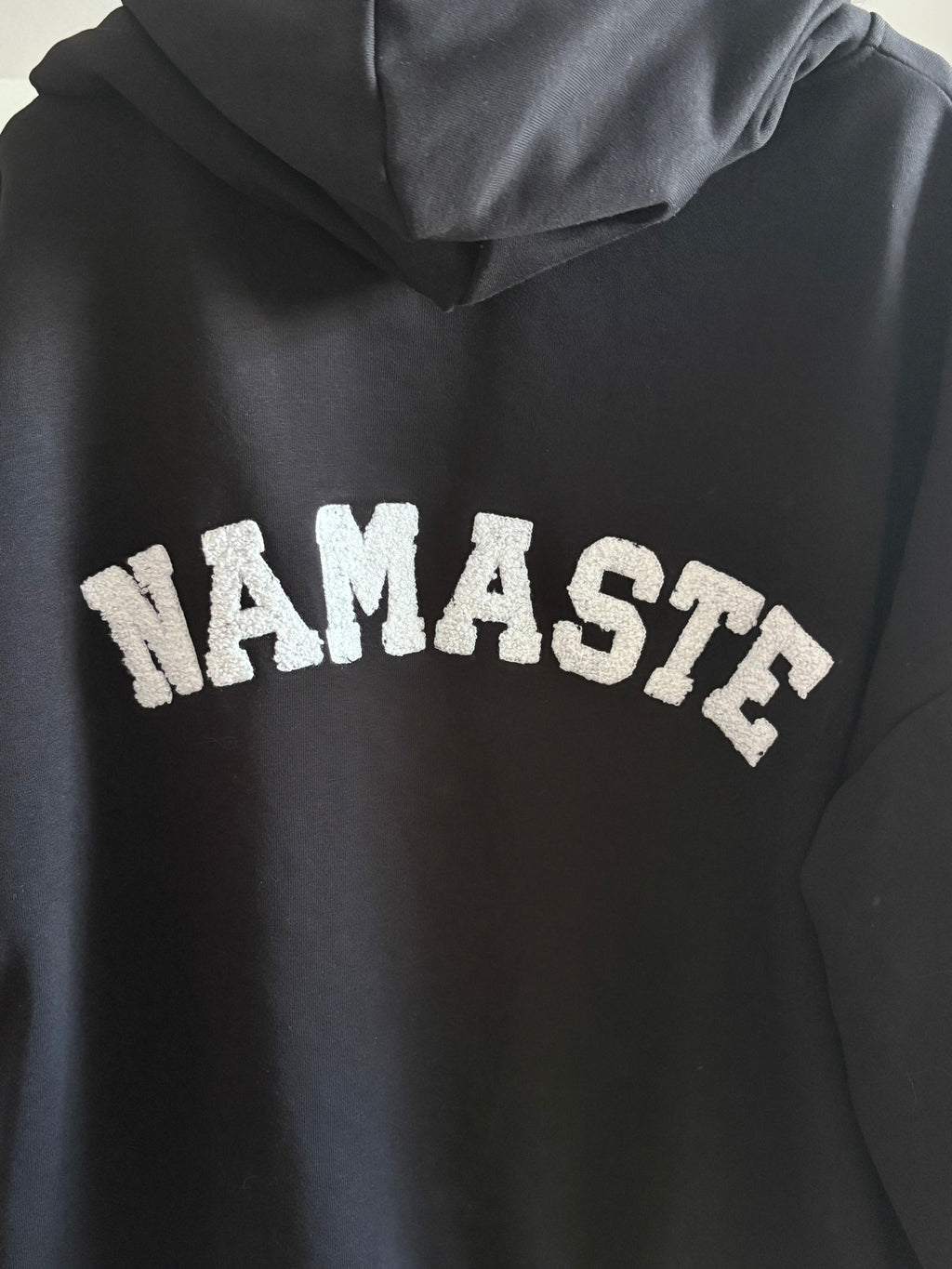 Kapuzenpullover - Namaste (Schwarz)
