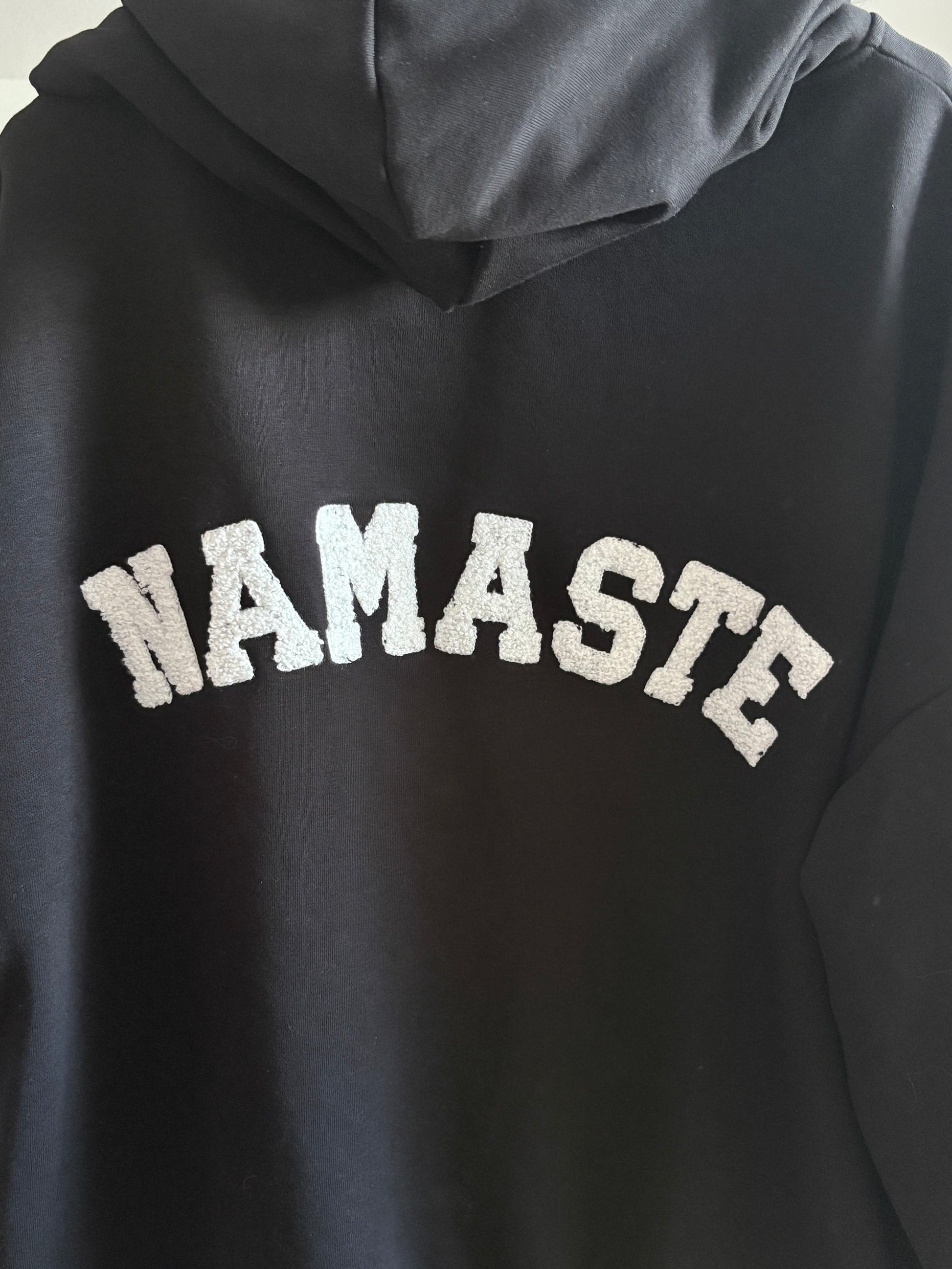 Kapuzenpullover - Namaste (Schwarz)